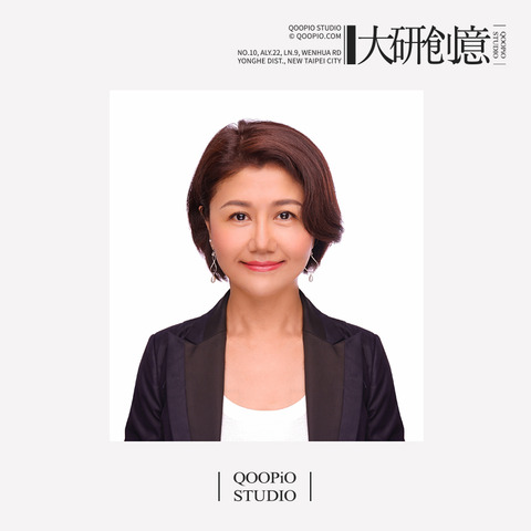 大頭照-白色內搭加上深色外套