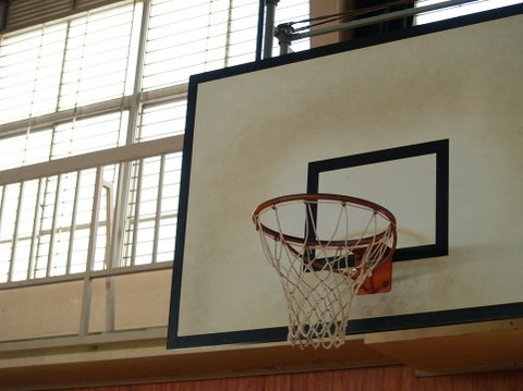 体育館の天井に挟まったボールあるじゃん 稲妻速報 体育館の天井に挟まったボールあるじゃん 稲妻速報