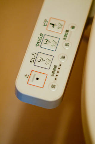 パチンコ屋の個室トイレでオシッコ撒き散らしたら・・・ &rarr;店員にすんげえ怒られたんだが