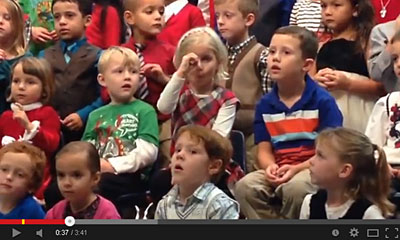 【感動】なんて優しい子なんだ・・・聴覚障害の両親のために手話通訳しながら歌う少女
