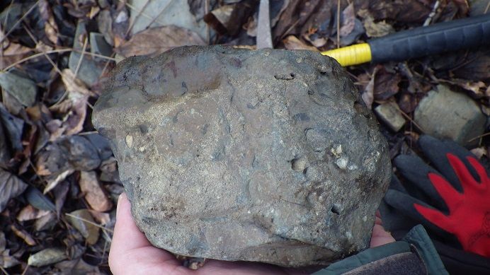 石になる地のふしぎ:転石を確認
