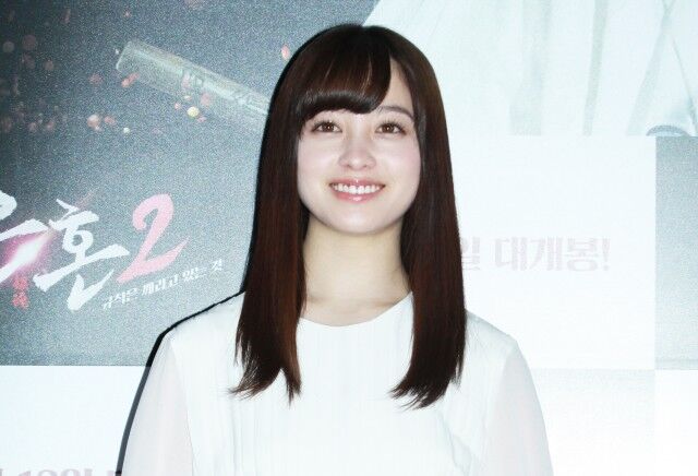 橋本環奈の生足が美脚 体育座りも姿勢がすごい Googai ゴーガイ