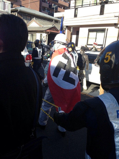 B これはひどい ネトウヨ衝撃 蕨の在特会系デモでハーケンクロイツと旭日旗掲揚 ジークハイルも連呼 卍 てきとう