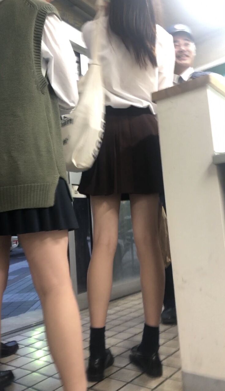 ウヒョヒョw Jk生脚えっろwwwww トム速報