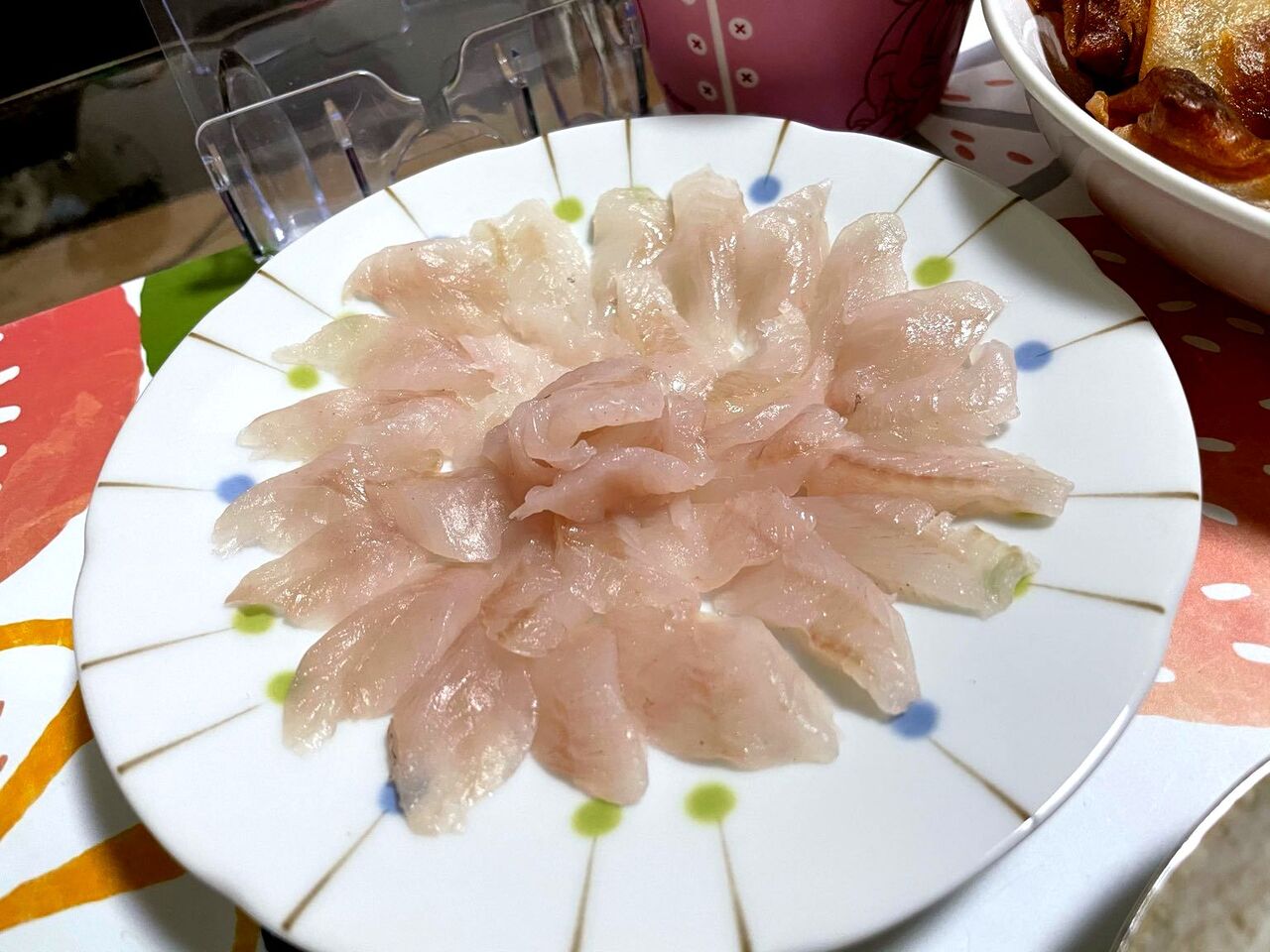 若者友人 獲物のメバルをお刺身にして食す そして ゴリ巻きスタイル 若者友人 獲物のメバルをお刺身にして食す そして ゴリ巻きスタイル