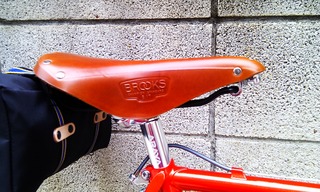 サドルはブルックスのB17