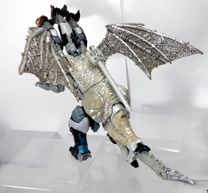ストームレイン「騎士達がドラゴンとなる。それをお前が、操るが