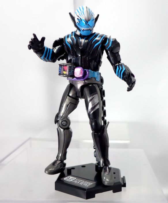 装動 仮面ライダーリバイス 悪魔バイスの装動が脚つきで当たる
