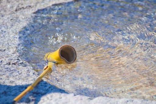 【暑さ対策】ネット民「打ち水とか湿度上がるだけで効果なんてないやめろ」 → 「銀座で打ち水イベント開催！13.5℃も下がった！」