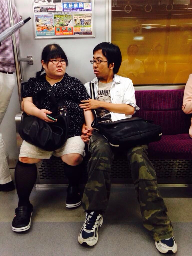 閲覧注意 電車内でディープキスをする物凄いカップルが激写される ゴシップポスト