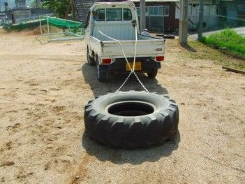 タイヤを引っ張る.jpg タイヤを引っ張る.jpg