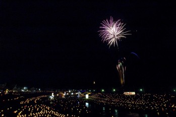 s-灯篭と花火2.jpg s-灯篭と花火2.jpg