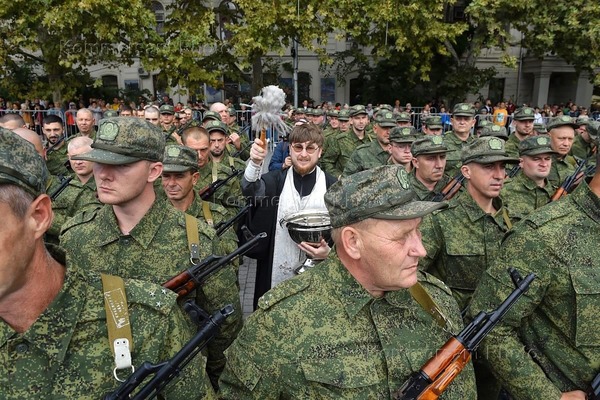 ロシア人、続々動員される　セヴァストーポリに集結した戦士の姿を見よ