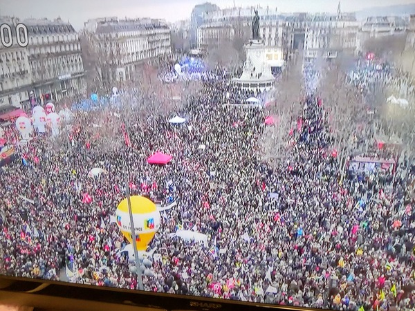 フランスのデモ凄すぎる。政府の年金改革案への反対に110万人が集結