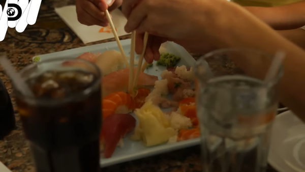 アメリカ人「寿司はまずすぎる！接着剤でも食ったほうがマシ！」