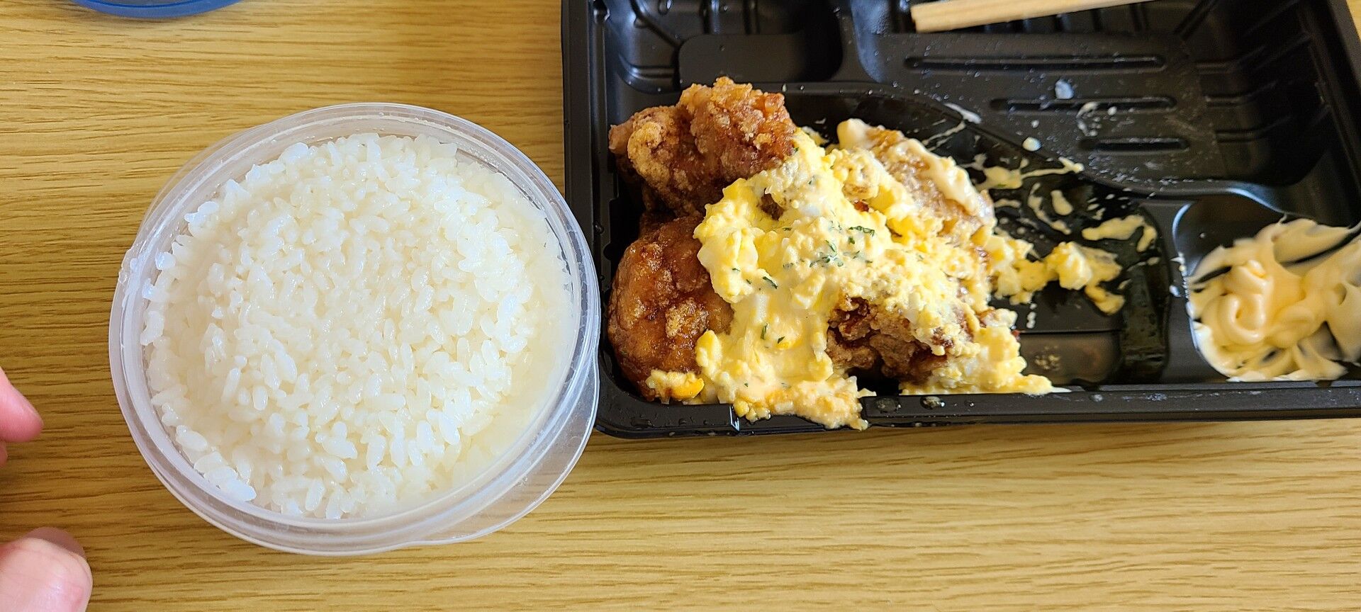 ワイ唐揚げ4個入の弁当のご飯を唐揚げ1つで食べてしまったので怒りの冷凍ごはんチンｗｗ ごちそう速報