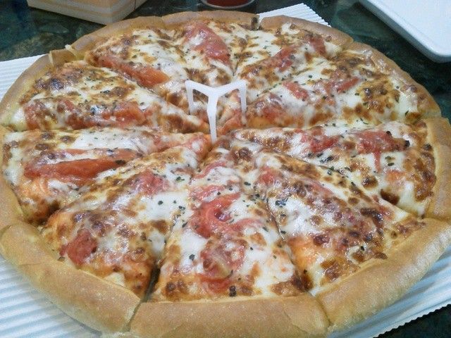 宅配ピザが配達区域外で食べた事ないやつwwww ごちそう速報