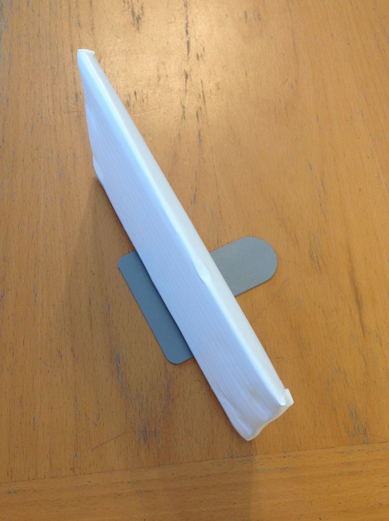 ブックエンドとダンボールで仕切り作り しまう かざる ブックエンドとダンボールで仕切り作り しまう かざる