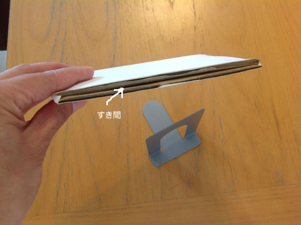 ブックエンドとダンボールで仕切り作り しまう かざる ブックエンドとダンボールで仕切り作り しまう かざる