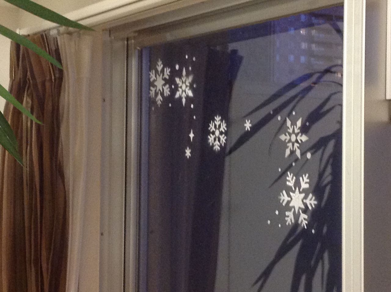 ダイソーのスノースプレーで玄関を雪景色に しまう かざる