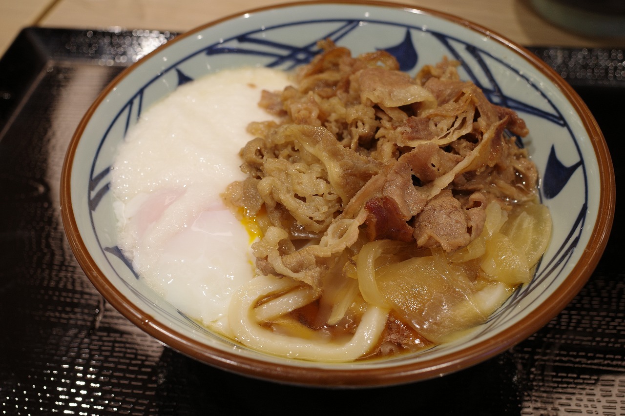 丸亀製麺で限定メニュー 牛とろ玉うどんを食べてきました 日本酒も好きなんです