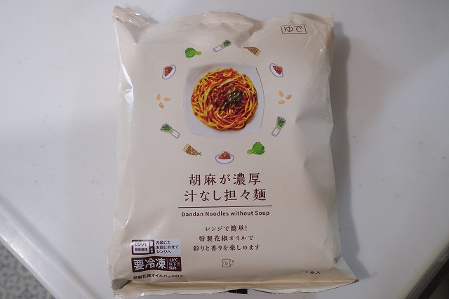ローソンで売ってる 胡麻が濃厚 汁なし担々麺 をいただきました 日本酒も好きなんです ローソンで売ってる 胡麻が濃厚 汁なし担々麺 をいただきました 日本酒も好きなんです