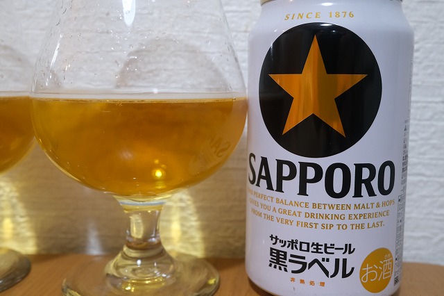 アサヒビールのスーパードライとサッポロビールの黒ラベルを飲み