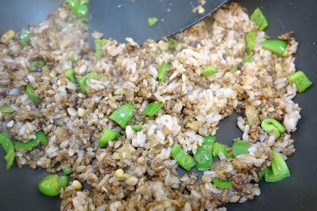 ビールのおつまみ…いや、ビールのお供にドライカレーというかカレーチャーハンを作ってみた。 (6)
