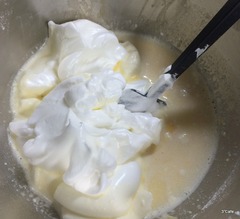 メレンゲと混ぜ合わせる