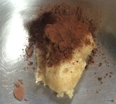 ココアパウダーを混ぜる