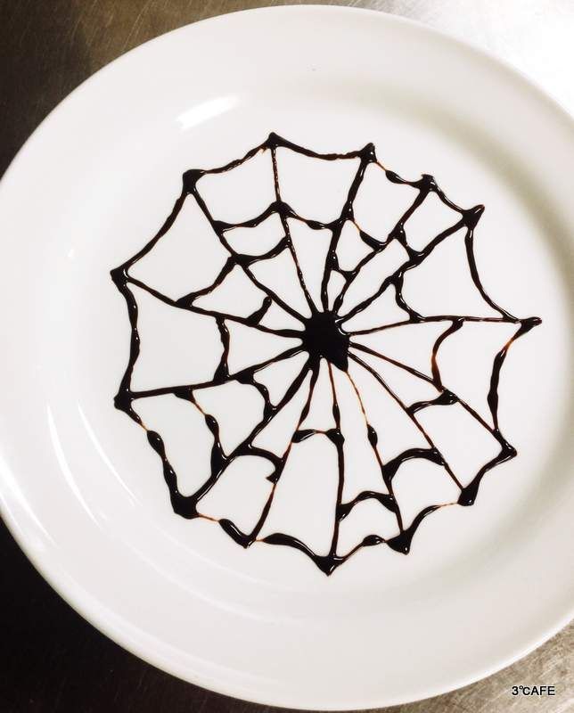 ハロウィンイベントを盛り上げる 蜘蛛の巣デコレーションをチョコソースで描く方法 3 Afe ハロウィンイベントを盛り上げる 蜘蛛の巣デコレーションをチョコソースで描く方法 3 Afe