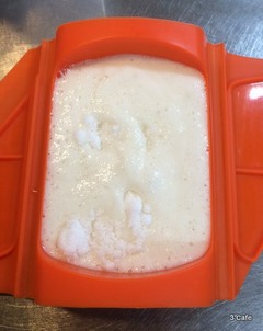 長いもに砂糖を加える