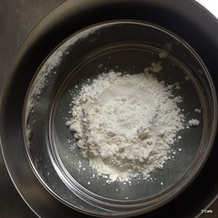 小麦粉をふるいいれる