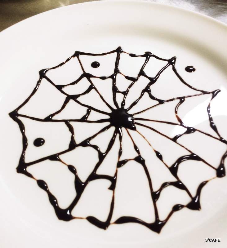 ハロウィンイベントを盛り上げる 蜘蛛の巣デコレーションをチョコソースで描く方法 3 Afe