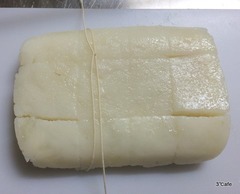 糸でカットする