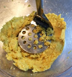 さつまいもをマッシュ