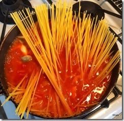 パスタをそのまま入れる