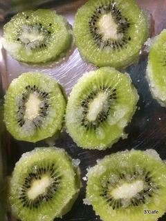 グラニュー糖をまぶしたキウイ
