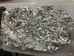 アルミフォイルをくしゃくしゃに