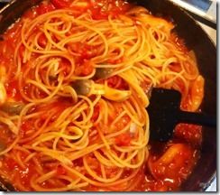 トマトソースでパスタを茹でる