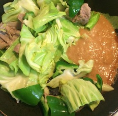 合わせ調味料を鍋肌に