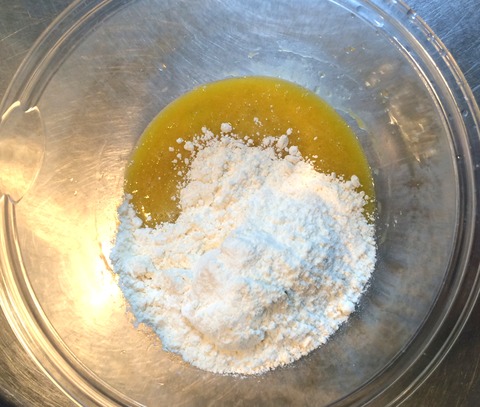 ホットケーキミックスを混ぜ合わせる