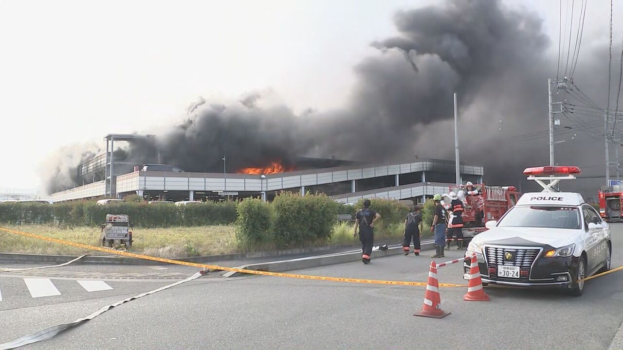 【衝撃】厚木市のマルハンパチンコ店で大規模な火災発生、立体駐車場にて100台以上の車が被害