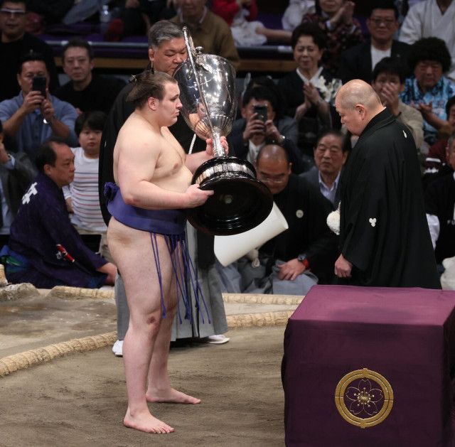 「こんなのあり！？」関脇・安青錦が千秋楽に奇跡起こして豊昇龍撃破→初優勝の歓喜