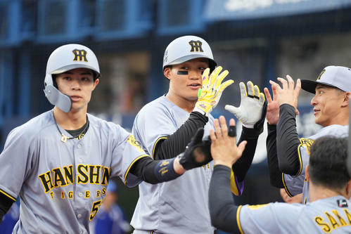 【阪神アベックホームラン！？】佐藤＆森下、六本木で美女軍団と朝まで暴れまくりｗｗｗ