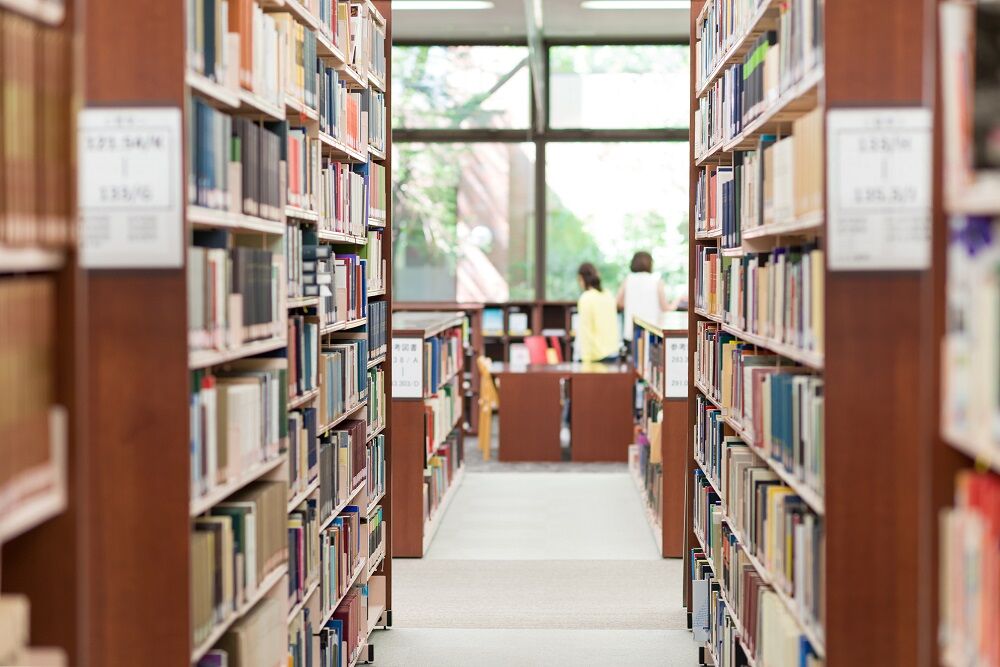 「貧困子育て家庭が直面する“地獄の夏休み”─エアコンなしの暑い図書館で過ごす日々」