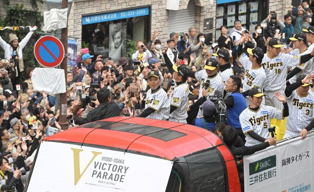 阪神Vパレードに神戸と大阪から合計61万人が熱狂！虎党の情熱が再び爆発