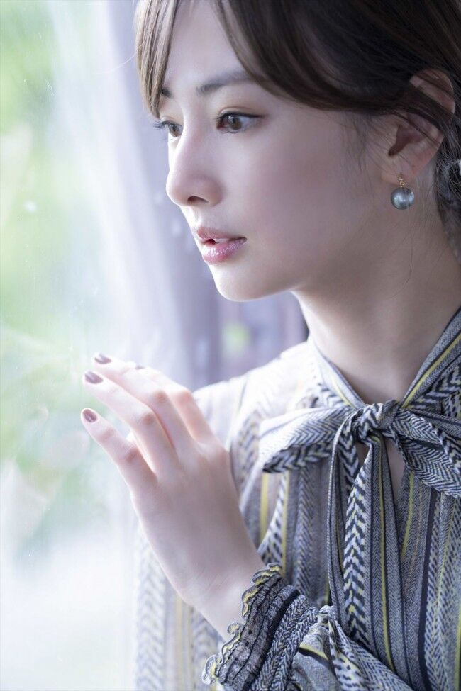 北川景子、20周年記念写真集が待望の発売！大胆な背中カットで魅了する美貌に注目