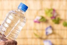 「将来の負担を考えると気になる、彼のミネラルウォーター使用がもたらす金銭的な損失」