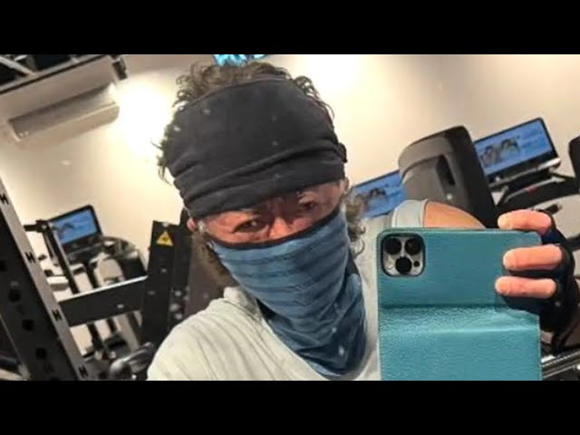 【ドン引き！？】小沢仁志の「お触り行為」にネットが驚愕！その真相とは？